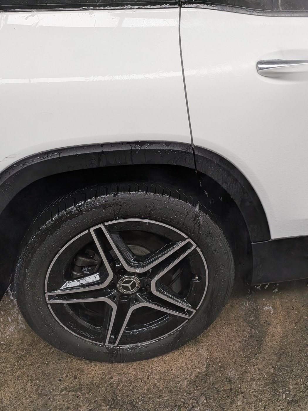 Mercedes GLB 250 wheel and front fender, cleaned and dressed